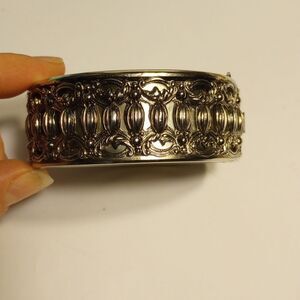 Beautiful Vintage Silver Toned Bracelet